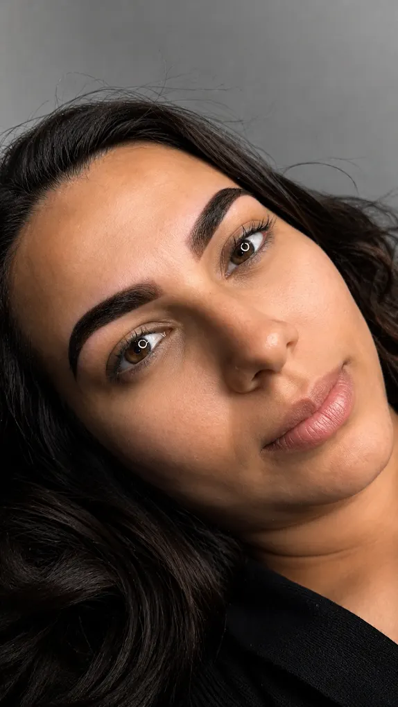 Resultado de sobrancelha e cílios feitos no Studio Concept Beauty