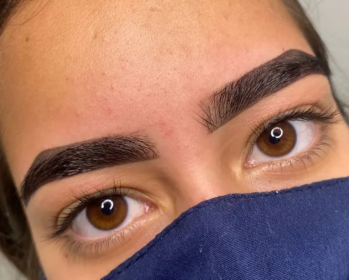 Design de sobrancelha em close, feito no Studio Concept Beauty